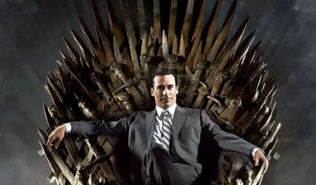El actor de Mad Men no pudo evitar "sentarse" en el trono de hierro de Game of Thrones, serie con la que compite en la categoría Mejor Serie Drama.