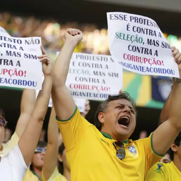 Futbolistas de la selección brasilelña como Fred o Hulk apoyan a los manifestantes, pero llaman a la paz.