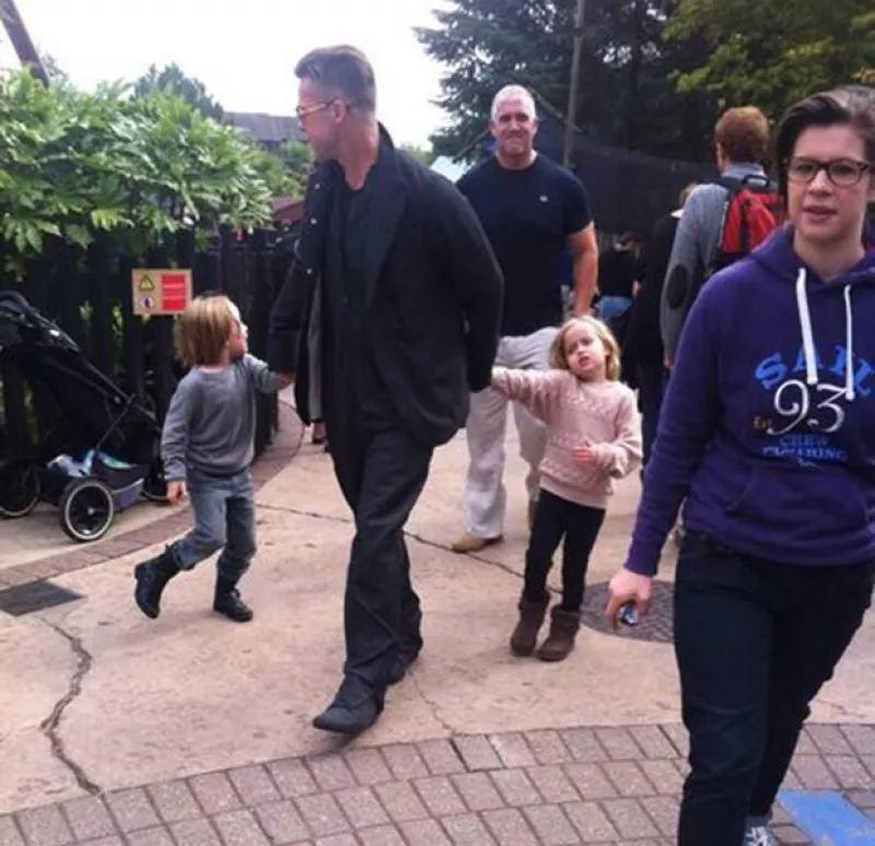 El guapo actor de 49 años y sus pequeños fueron captados divirtiéndose en la tierra de "Lego", en Windsor, Inglaterra. Testigos comentaron que tomaban su lugar en la fila para esperar su turno.