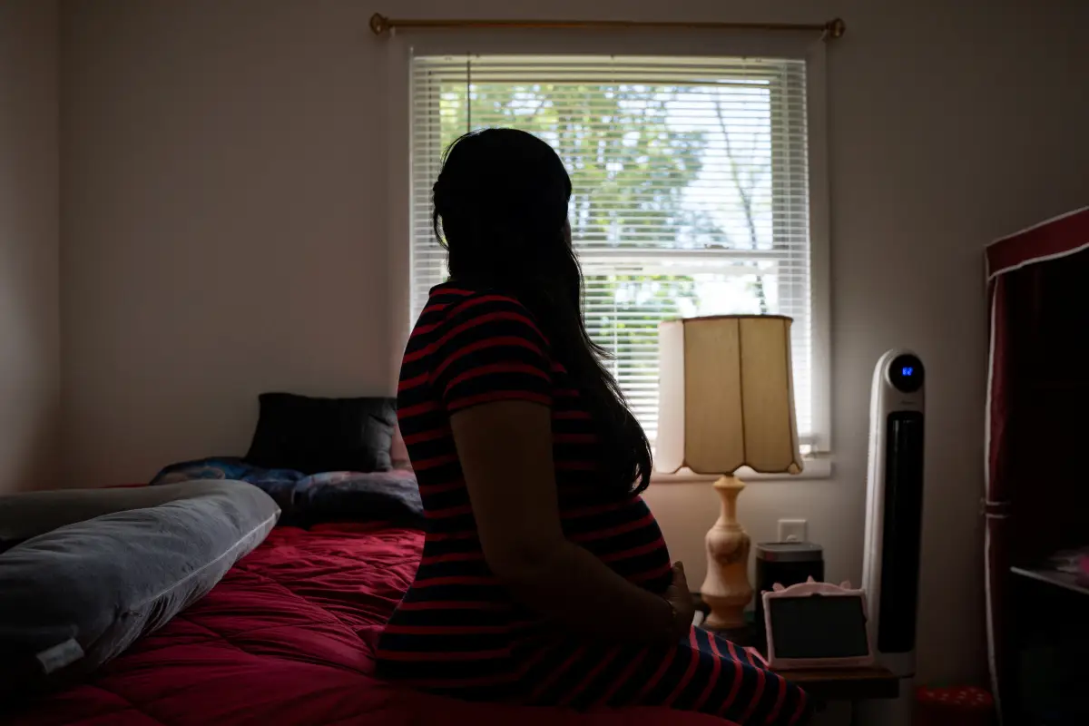 Barbara, una solicitante de asilo embarazada de 35 años de Cuba, posa para un retrato en Louisville, Kentucky, EE. UU., el 9 de mayo de 2025.