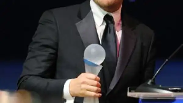El actor recibió de manos del ex lider soviético un galardón en la Berlinale por su compromiso con el medio ambiente por su documental ecológico The 11th Hour.