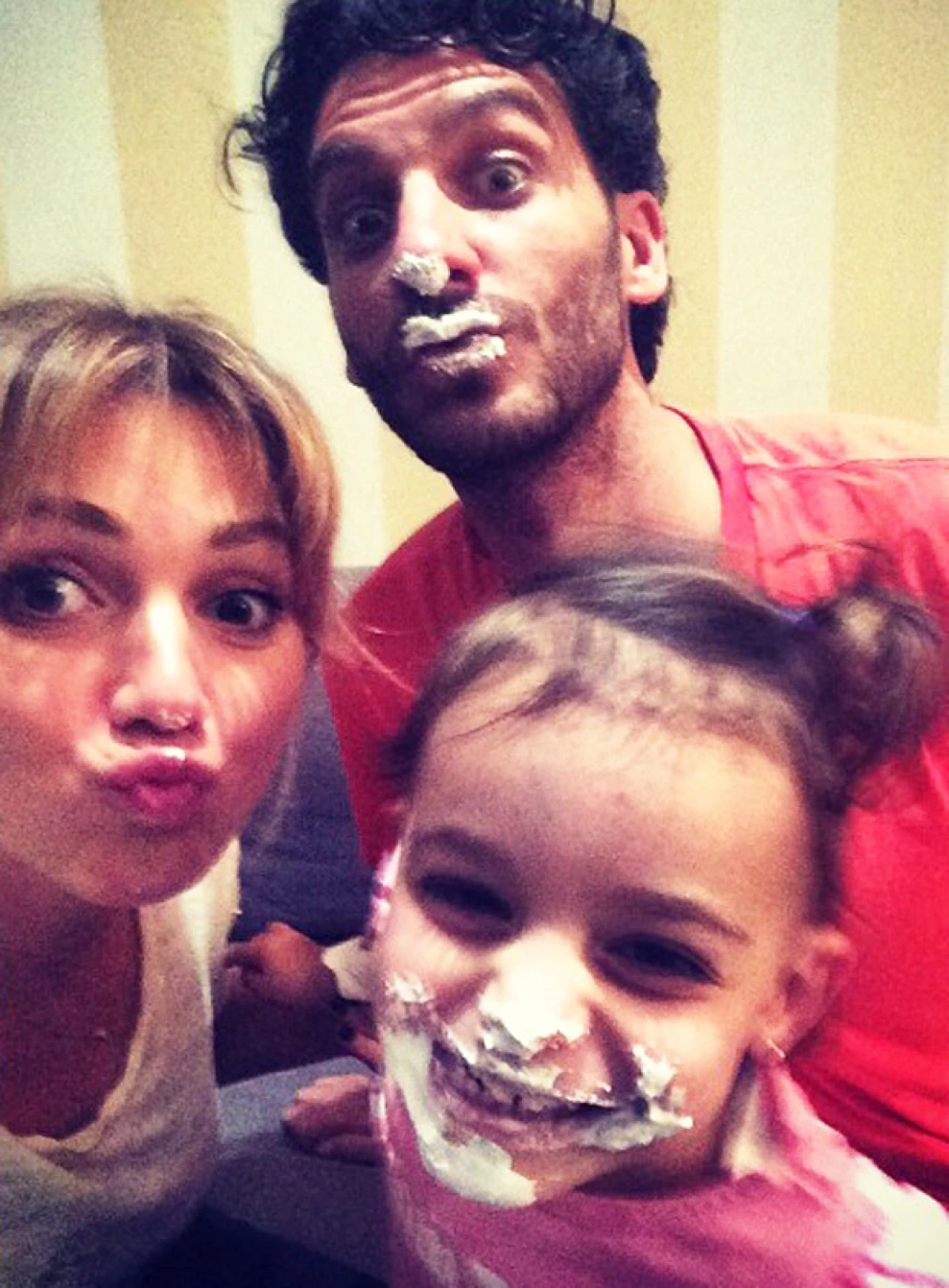 Feliz y guapo papá de dos adorables pequeñas, el actor publicó en su Instagram los primeros dibujos de su hija mayor con Karla Guindi.