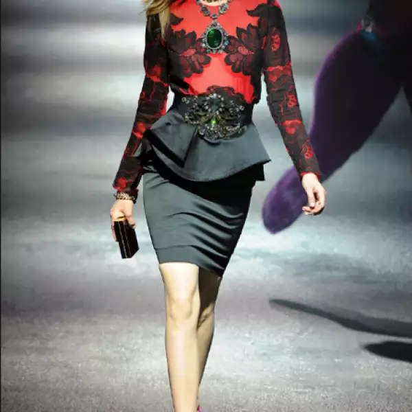 Detalles de peplums impregnan feminidad en la colección de Lanvin.