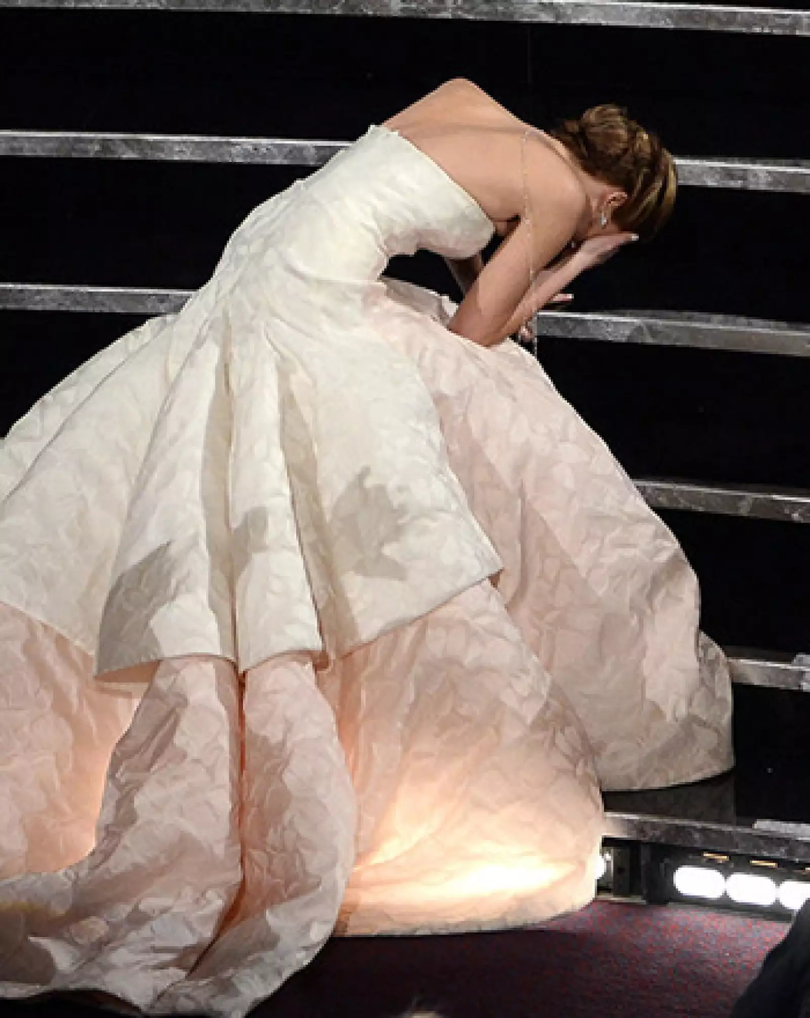 Jennifer Lawrence se cae en el Oscar