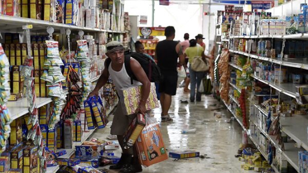 El huracán tocó tierra el domingo causando daños a casas, hoteles y negocios, estos últimos han registrado actos de rapiña.