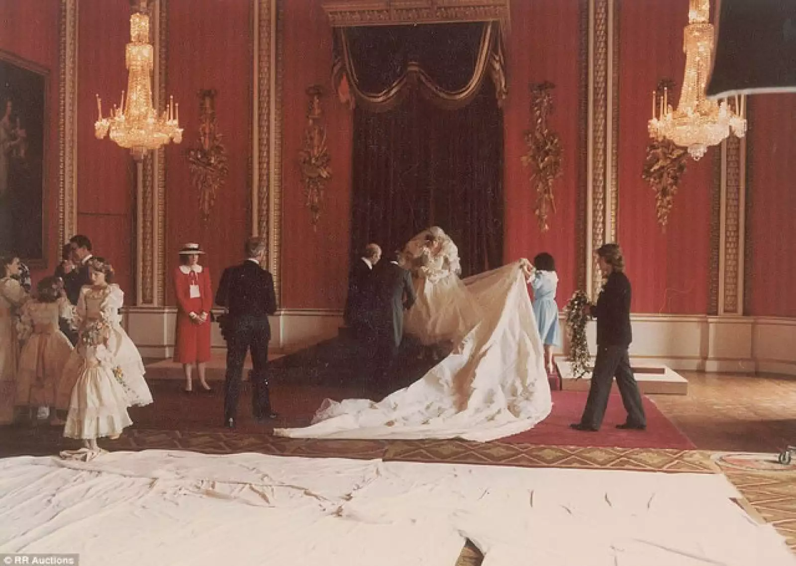 El momento en el que acomodan el vestido de la princesa Diana para las fotos oficiales.