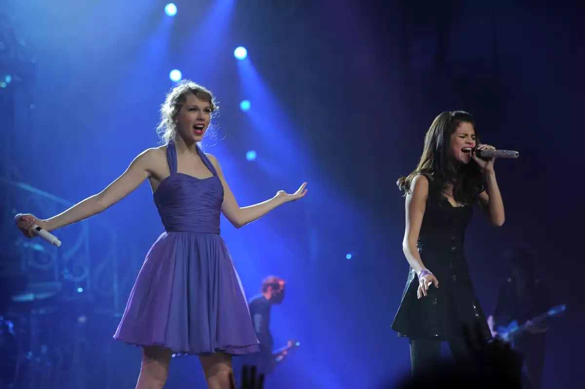 Taylor Swift "Speak Now World Tour" In New York City - November 22, 2011