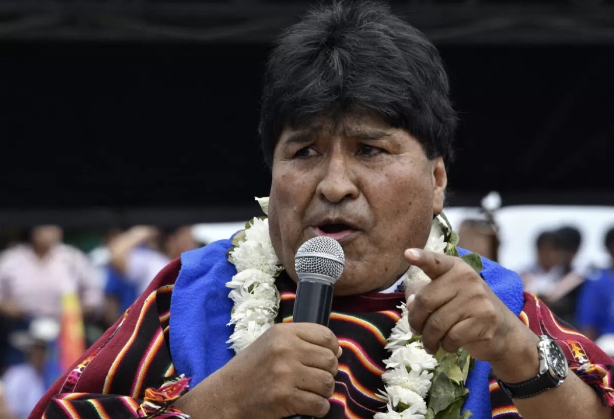 El expresidente de Bolivia (20062019) Evo Morales, con guirnaldas de flores y hojas de coca, pronuncia un discurso durante una reunión política para conmemorar el 28 aniversario del partido gobernante del Movimiento por el Socialismo (MAS), en Ivirgarzama, en la provincia rural de Chapare, que cultiva la coca, departamento de Cochabamba, en el centro de Bolivia, el 26 de marzo de 2023.