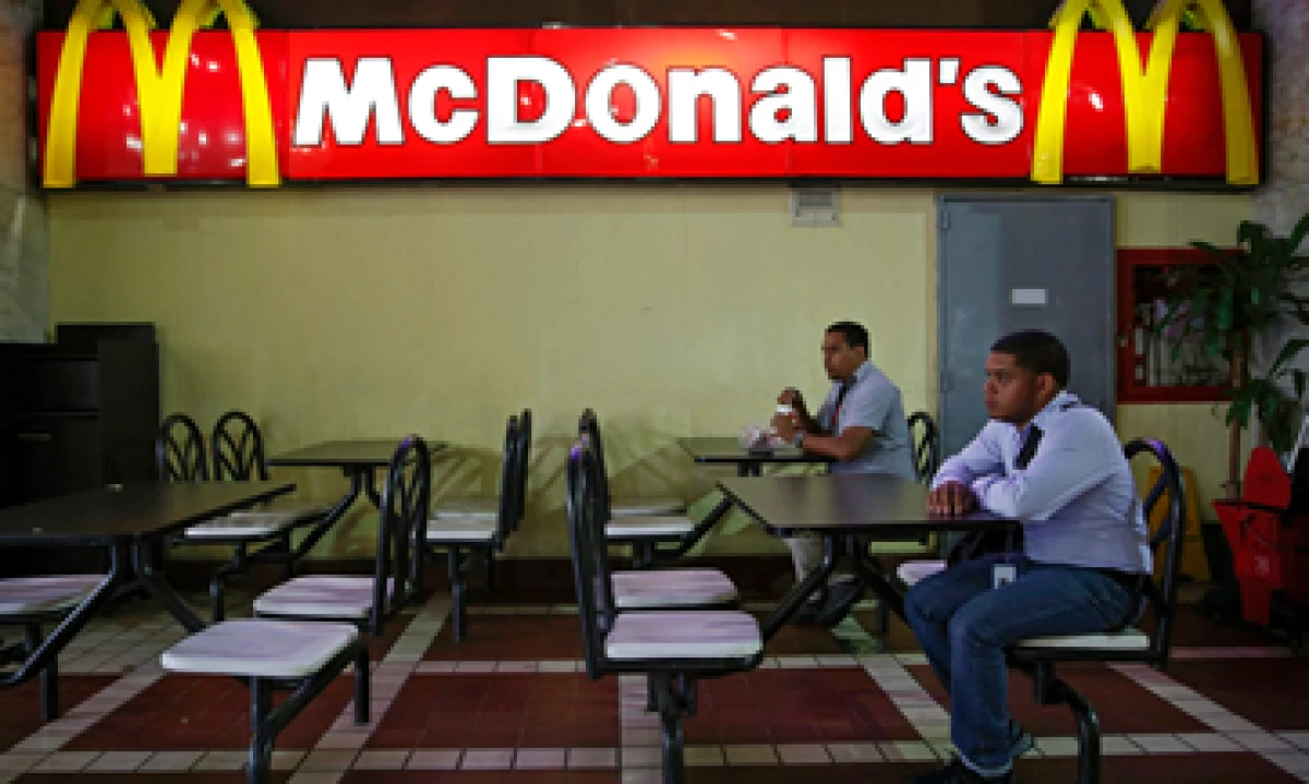En uno de los locales se observó menos de diez personas a la hora del almuerzo. (Foto: Reuters)