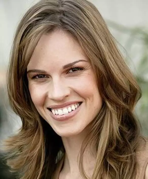 La actriz de "Million Dollar Baby", Hilary Swank, lo llevó con capas durante un tiempo para favorecer la forma cuadrada de su cara.
