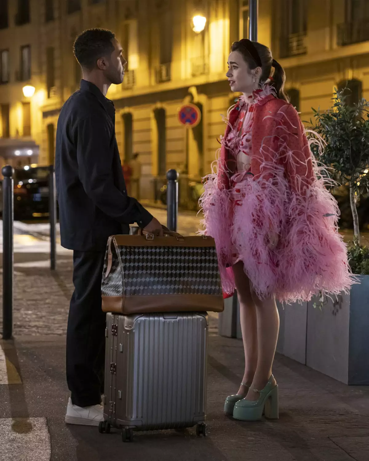 Lily Collins y el elenco de la serie Emily in Paris en la capital francesa