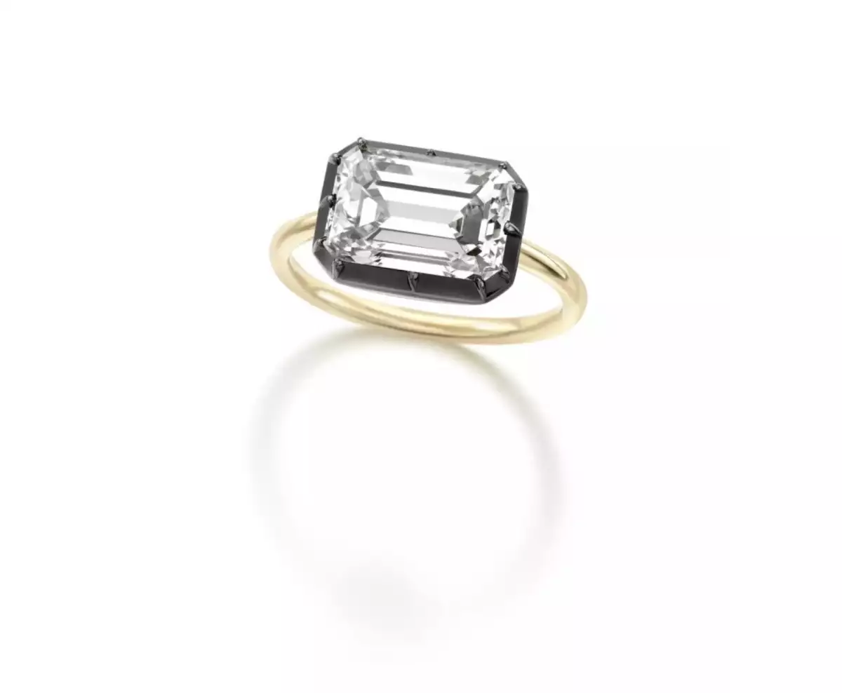 Anillo de compromiso con montadura trasera abotonada.