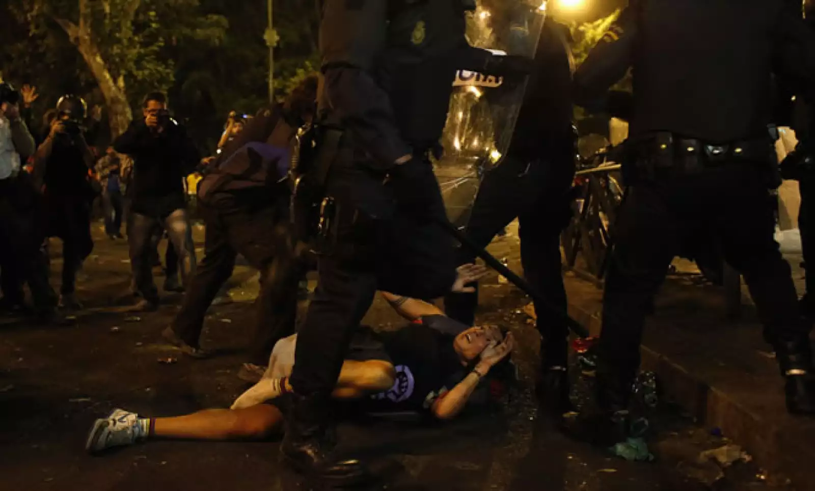 Manifestantes y policías se enfrentaron en las calles de Madrid en momentos en los que el Gobierno piensa anunciar nuevas medidas de austeridad.