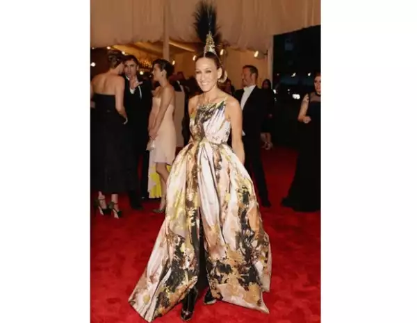 Conservando su impactante originalidad la vemos llevando un vestido Giles de la colección otoño 2013. ¿La cereza del pastel? una pieza tipo Â´mohawkÂ´ del diseñador Philip Treacy.