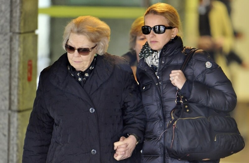 La reina Beatriz y Mabel, esposa de Friso, son quienes se han quedado con el Príncipe en el hospital.
