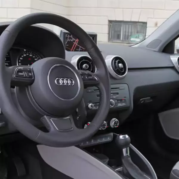 Otro punto que contribuye para ofrecer un buen manejo es el reducido peso del A1, que apenas supera la tonelada, concretamente 1,040 kilogramos.