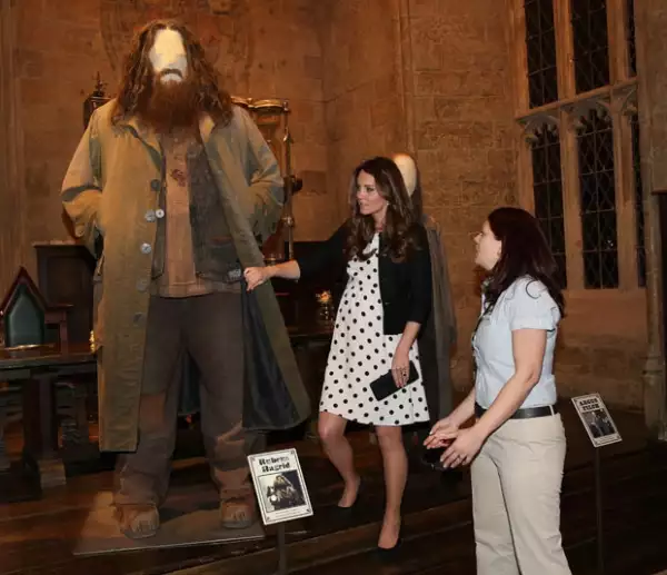 Kate prestando atención al vestuario.