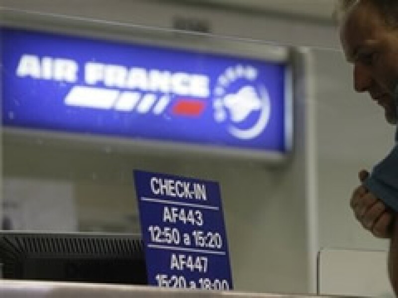 El avión Airbus A330 de Air France despareció en el trayecto entre Rio de Janeiro y París con 228 pasajeros y tripulantes. (Foto: AP)
