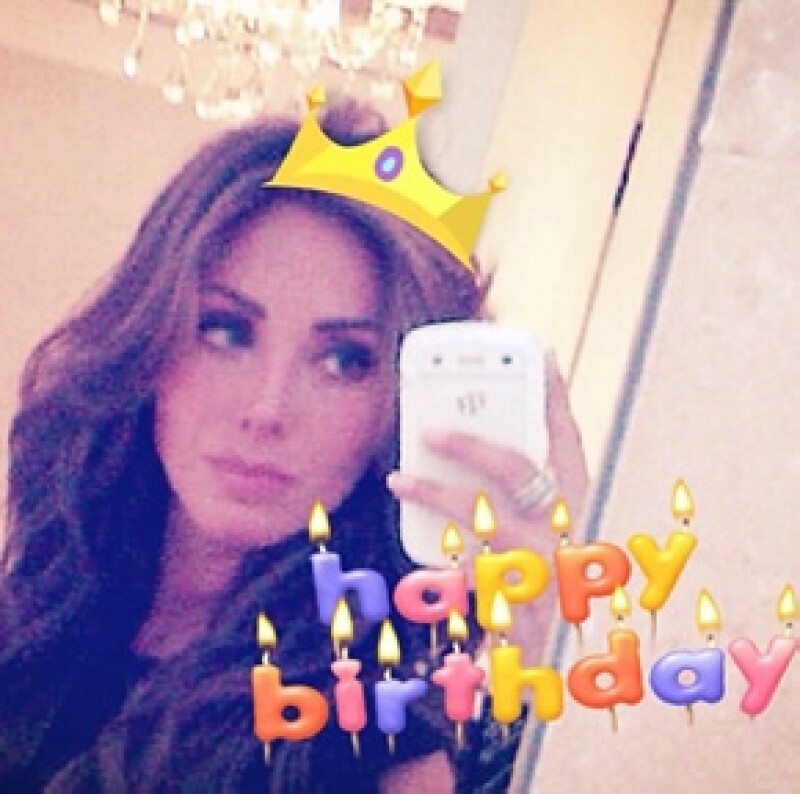 Anahí subió una foto horas antes de cumplir años y escribió: `Byeeeee 20s, anciana en unas horas... Jijiji´, esta misma foto la usaron sus fans para decorarla festivamente.