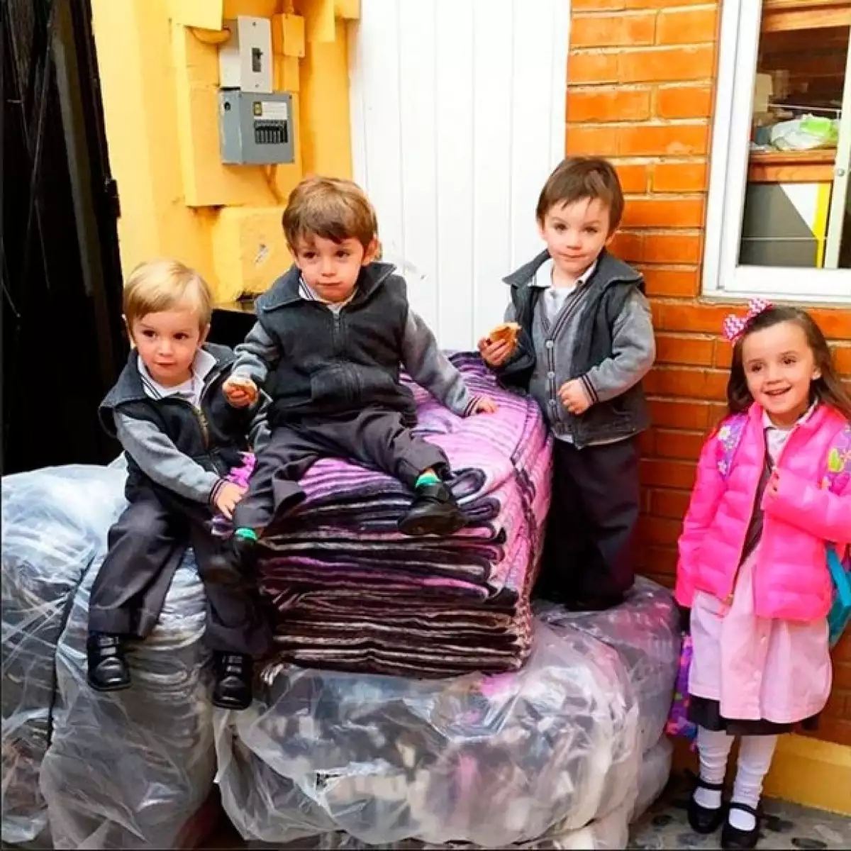 La conductora compartió esta imagen de sus cuatro hijos junto a los paquetes de cobijas.