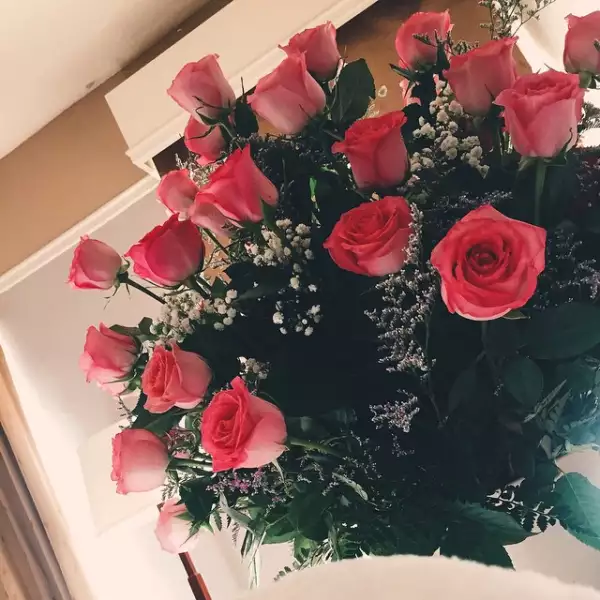 A Kylie también le llegaron rosas, las cuales seguramente habrán sido de Tyga.