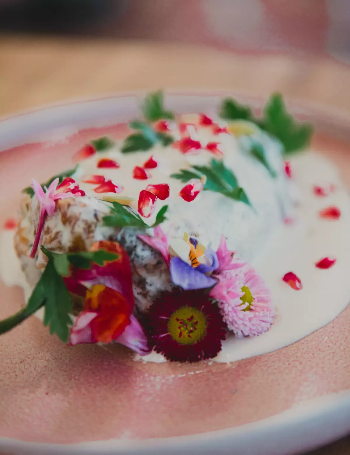 Foto de un chile en nogada con flores comestibles del hotel Zadún Los Cabos