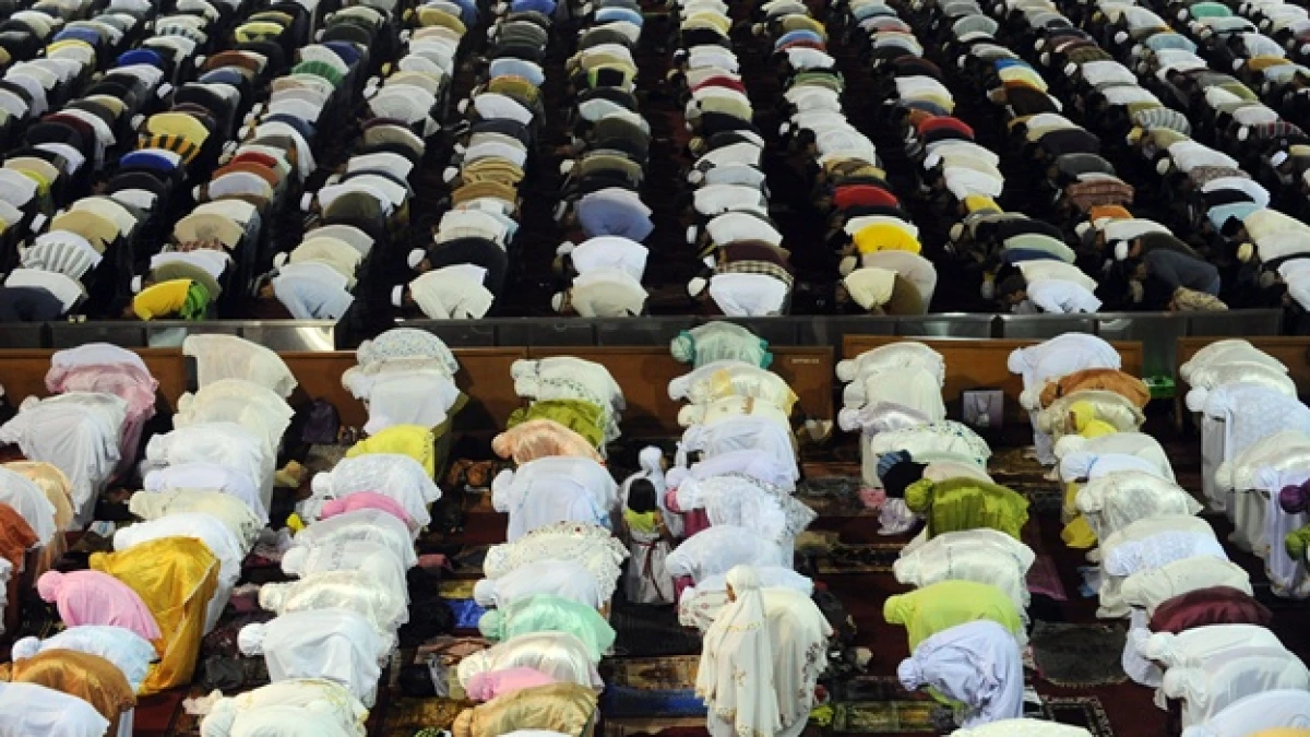 musulmanes rezan en la primera noche del ramadan en indonesia
