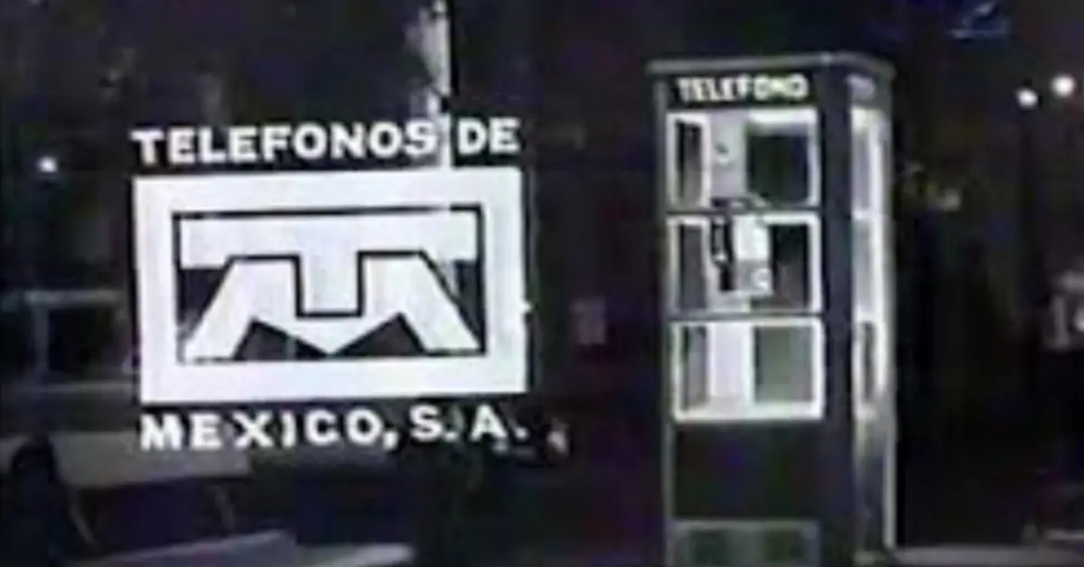 Foto antigua de cabina de teléfono, con logo de Teléfonos de México, color blanco y negro.jpg