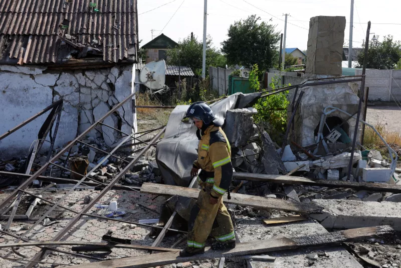 Un bombero trabaja en el patio de una casa destruida después del bombardeo, que las autoridades locales instaladas por Rusia llamaron un ataque militar ucraniano, en el transcurso del conflicto entre Rusia y Ucrania en Makiivka (Makeyevka) en la región de Donetsk, Ucrania controlada por Rusia, el 8 de septiembre de 2024.