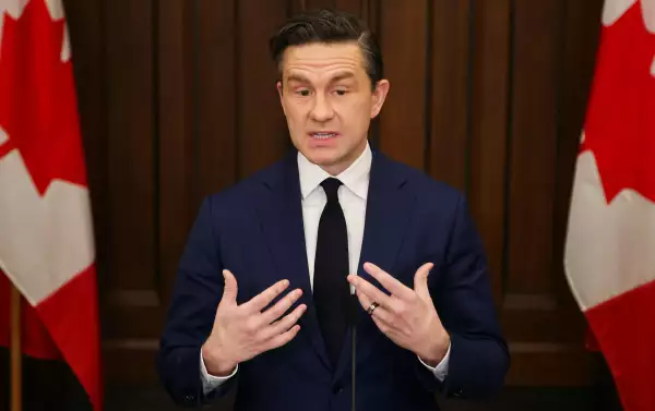 El líder del Partido Conservador de Canadá, Pierre Poilievre, habla en una conferencia de prensa después de la renuncia de la viceprimera ministra y ministra de Finanzas de Canadá, Chrystia Freeland, en Parliament Hill en Ottawa, Ontario, Canadá, el 16 de diciembre de 2024. REUTERS/Patrick Doyle
