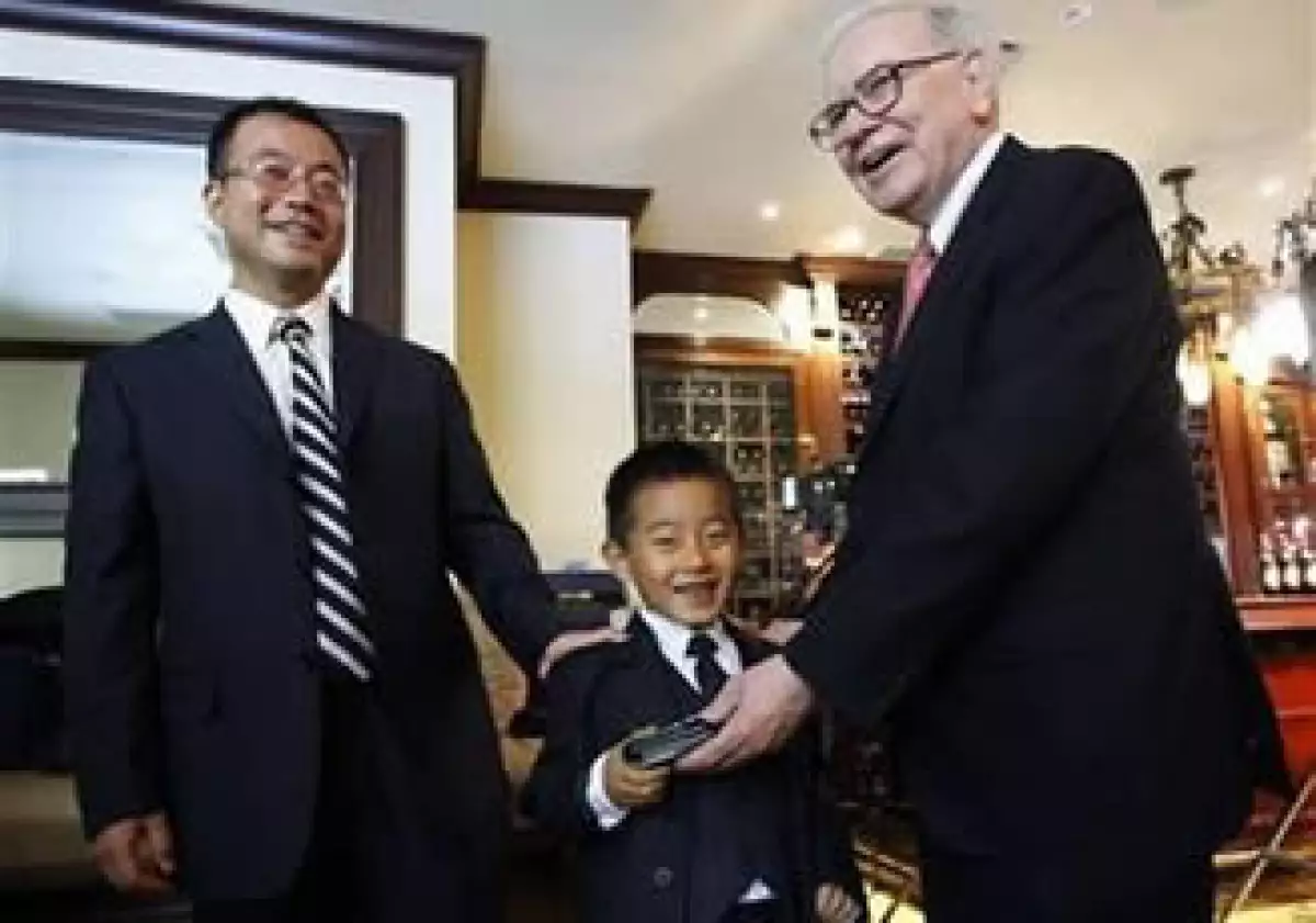 Zhao Danyang (izq.) describió a Warren Buffet (der.) como una persona ‘muy famosa, pero que es como tu amigo’. (Foto: Reuters)