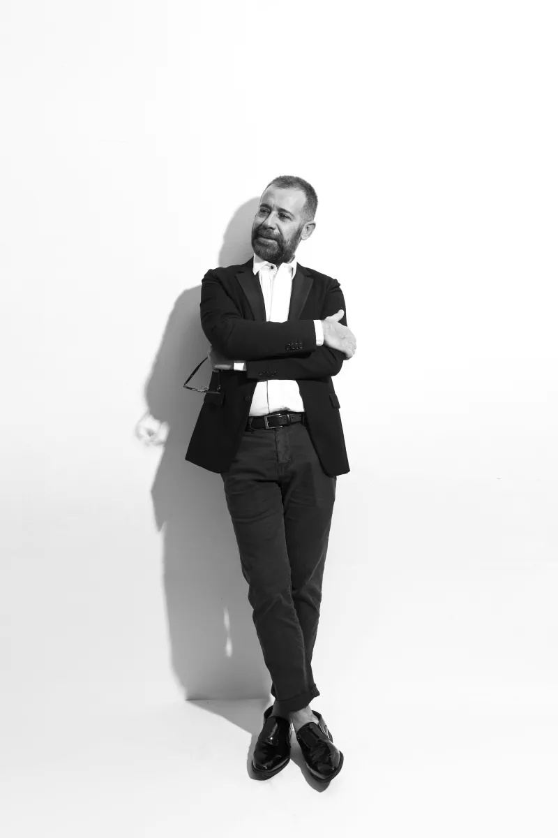 El actor Juan Manuel Bernal posa en este retrato blanco y negro. 