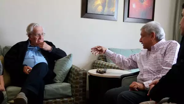 López Obrador se reúne con Noam Chomsky
