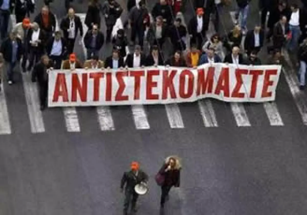 Los manifestantes chocaron con la policía en el centro de Atenas. (Foto: Reuters)