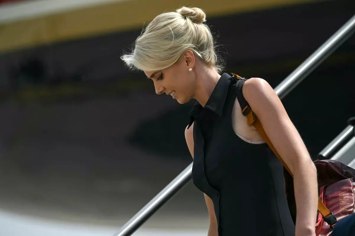 La ayudante del presidente estadounidense Donald Trump, Natalie Harp, sale de Air Force One en el Aeropuerto Internacional John F. Kennedy de Nueva York el 14 de agosto de 2026.