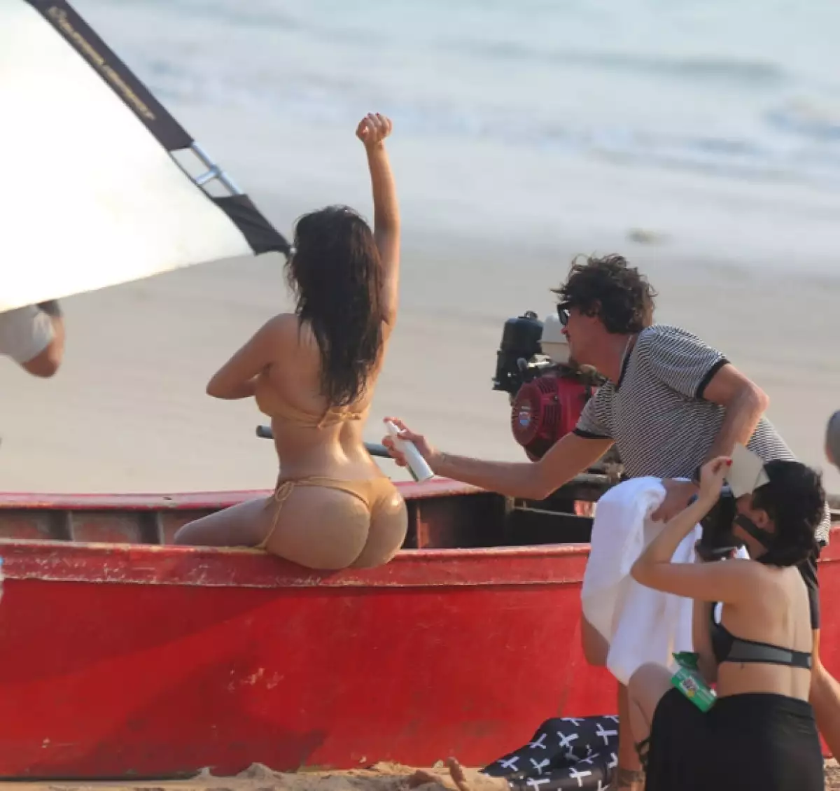 Kim fue captada realizando una sexy sesión fotográfica en Tailandia.