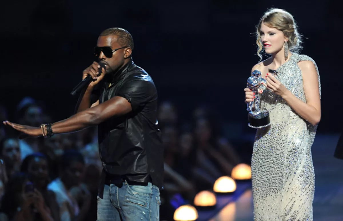 En los MTV Video Awards, Kanye interrumpió el discruso de aceptación de Taylor.