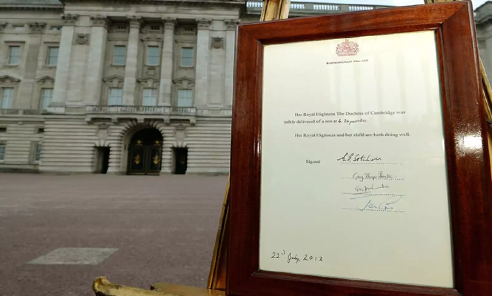 El anuncio oficial del nacimiento del bebé se colocó a las afueras del Palacio de Buckingham.