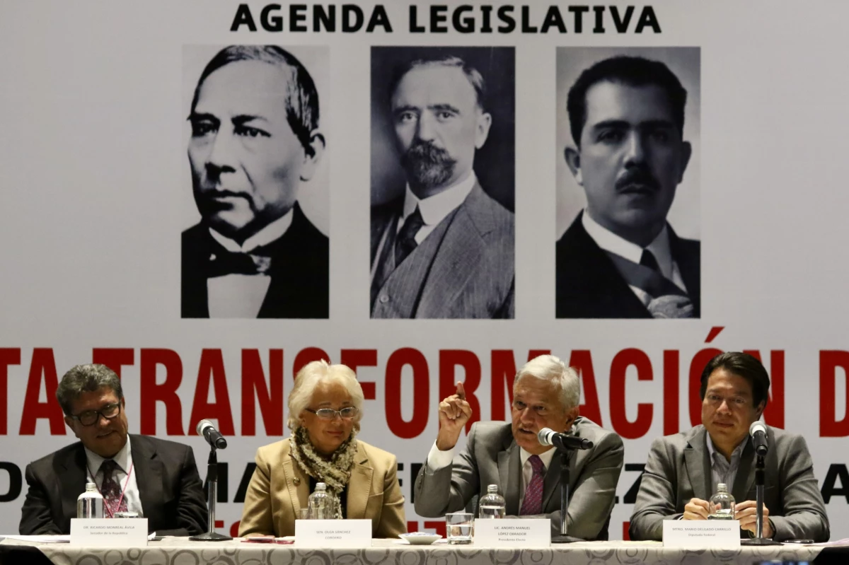 AMLO y legisladores de Morena