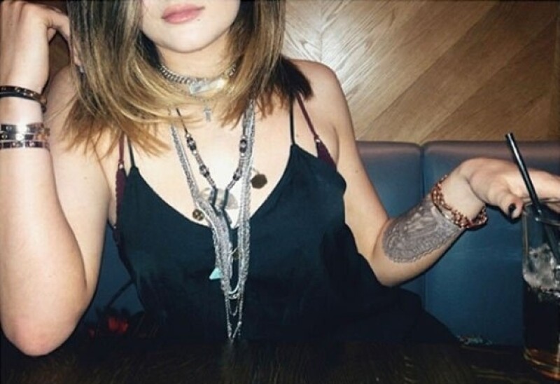 Kylie Jenner al parecer se hizo un enorme tatuaje.
