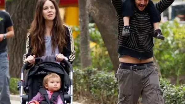 La actriz publicó con gran humor la imagen de una botella de mezcal, que tomó este domingo, con la cara de su ex esposo.