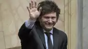 El presidente electo de Argentina, Javier Milei, saluda durante una sesión en el Congreso Argentino en Buenos Aires el 29 de noviembre de 2023, donde es declarado oficialmente el ganador de la segunda vuelta electoral.