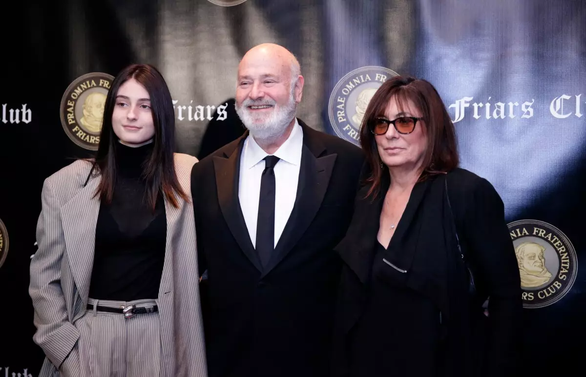 Foto de Rony Reiner, Rob Reiner y Michele Reiner durante una ceremonia en 2018