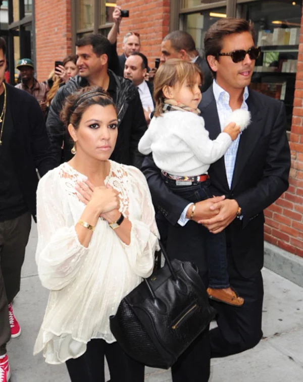 Kourtney y Scott paseando con su primogénito Mason en Nueva York. Ellos además tienen a Penelope y a Reign.