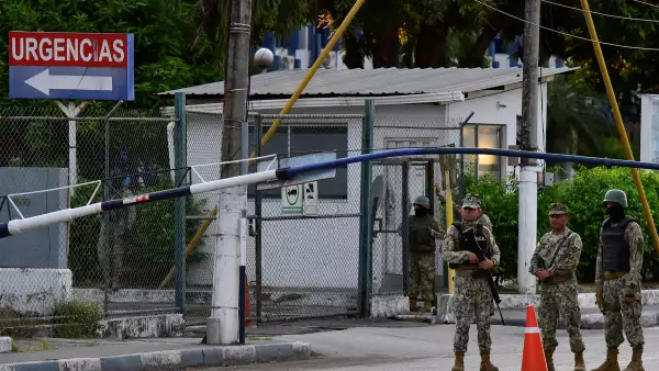 Miembros de la Armada de Ecuador aparecen en la entrada principal del Hospital Naval, donde fue llevado el ex vicepresidente Jorge Glas, detenido en Ecuador, luego de que enfermara en una prisión luego de su arresto durante una redada de la policía en la embajada de México en Quito, en Guayaquil, Ecuador. , 8 de abril de 2024.