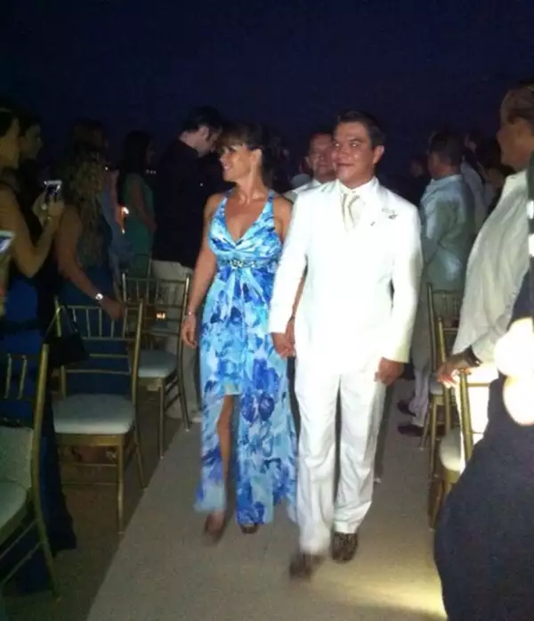 El novio llegó a la boda del brazo de su madre, vestido todo de blanco.