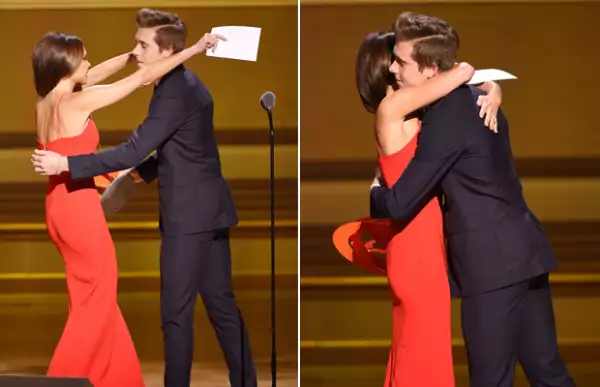 Madre e hijo se abrazaron tiernamente cuando éste anunció el premio para la diseñadora de modas y le dijo que la amaba.