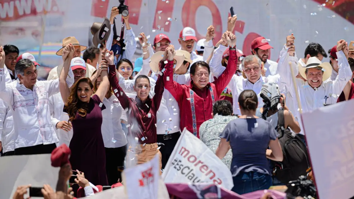 Américo Villareal, Mara Lezama, Claudia Sheinbaum, Mario Delgado, Adán Augusto López, y Ricardo Morenal, durante una asamblea informativa en Torreón, Coahuila, con miras a las elecciones que se llevarán a cabo en este estado el próximo año.