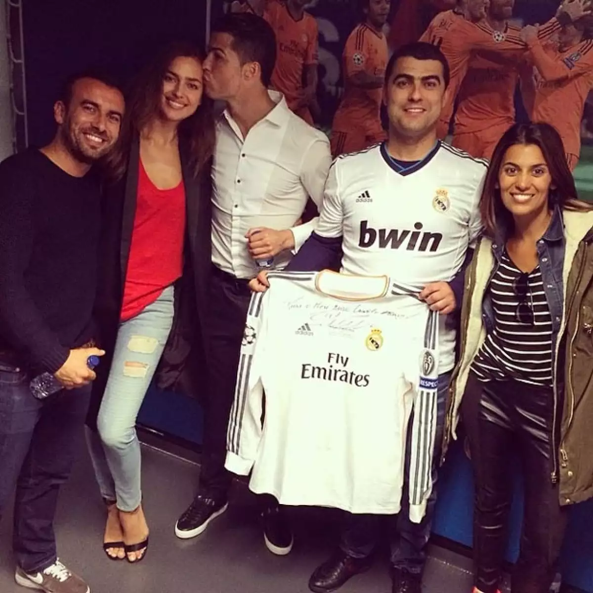 Una vez terminado el encuentro Irina y los amigos que la acompañaban bajaron a felicitar al jugador en el vestidor.