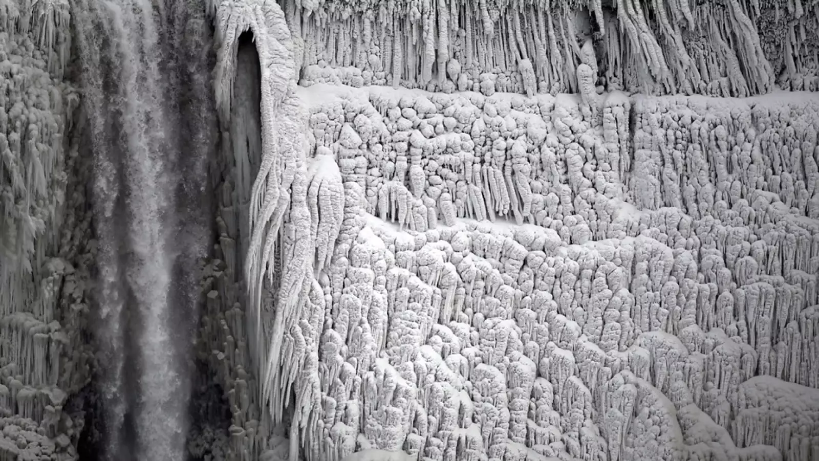 segmento de las cataratas del niagara congeladas
